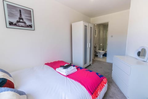 4 en-suite bedroom house with free parking Aylesbury House in Aylesbury