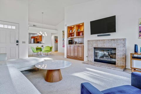 TV and multimedia, Living room, Seating area, Dining area