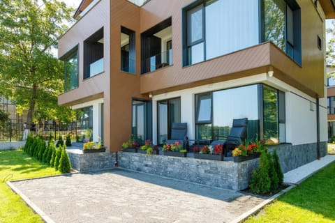 Facade/entrance, Balcony/Terrace