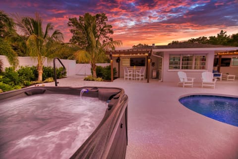 Tropical Oasis, Heated Pool, Hot Tub, Near Siesta Key House in Sarasota