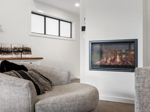 Luxury 5 Bedroom Home - Sentinel Chalet - Snowy Mountains - Jindabyne House in Jindabyne