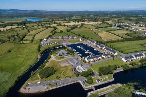 Shannonside - Stylish 5 Bed Marina home & 40ft mooring House in Longford
