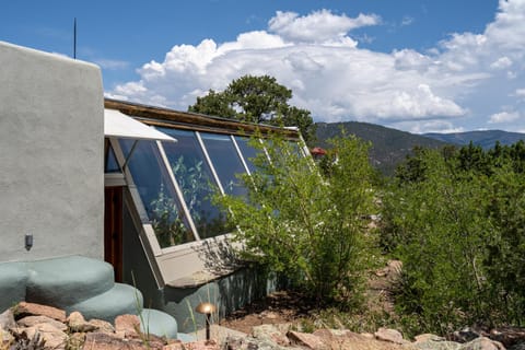 Earthship retreat + 2 spas + incredible views. House in Santa Fe