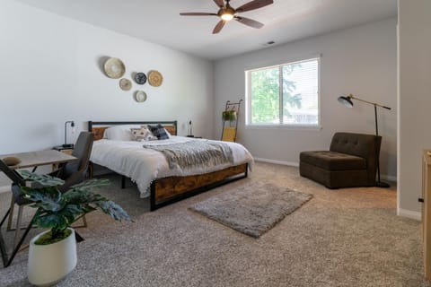 Bed, Photo of the whole room, Bedroom, fireplace