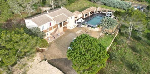 Magnifique villa de luxe au coeur de la garrigue Chalet in Nimes