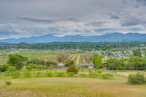 Stunning Medford Escape with Panoramic Views! Maison in Medford