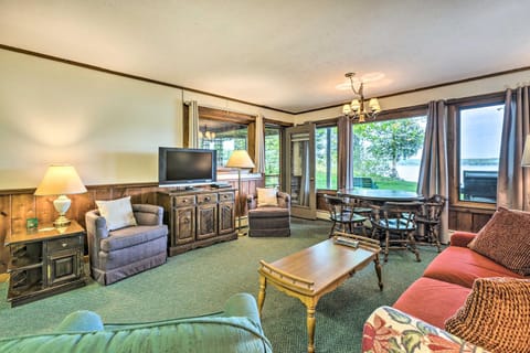 Step-Free Condo with Dazzling Lakefront Nature Copropriété in Glen Lake