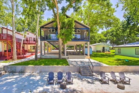 Stunning McQueeney Home Decks and Outdoor Space! Casa in McQueeney