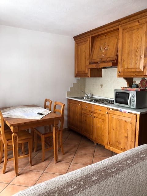 Kitchen or kitchenette, Dining area, stove