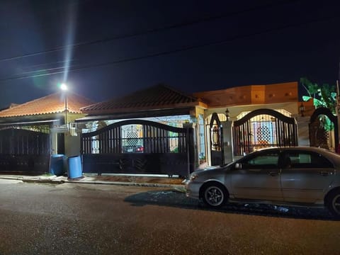 Hermosa casa urbanización Jardines del Norte House in Santiago de los Caballeros