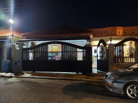 Hermosa casa urbanización Jardines del Norte House in Santiago de los Caballeros