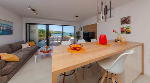 Living room, Seating area, Dining area