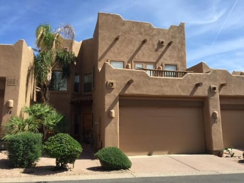3 En Suite Bedrooms!! Spacious 2-story townhome with pool and spa + 2-car garage Villa in Red Mountain Ranch