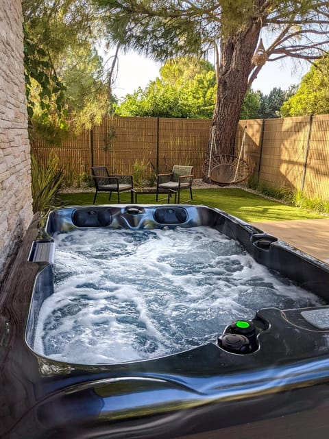 Garden, Hot Tub