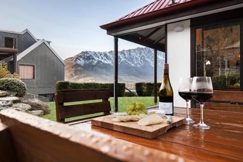 View (from property/room), Lake view, Mountain view