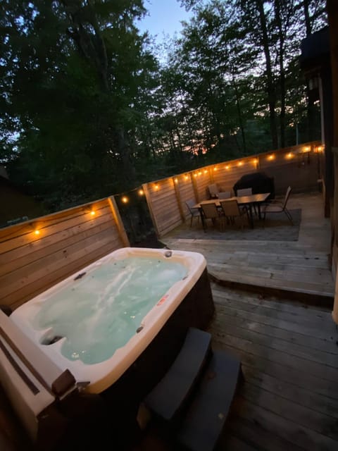 Beautiful Mount Pocono Chalet with Hot Tub!! Chalet in Coolbaugh Township