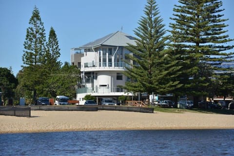 Amazing Currimundi Lakefront Ocean Penthouse Apartment in Currimundi