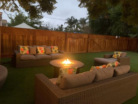 Patio, Seating area, Drinks, Alcoholic drinks