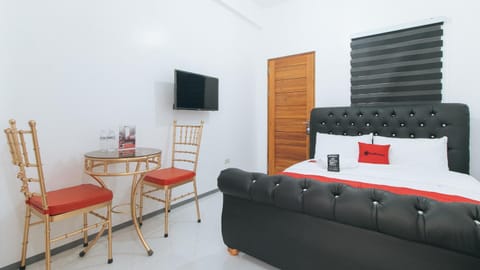 Bed, TV and multimedia, Photo of the whole room, Seating area, Bedroom