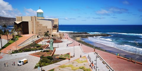 Nearby landmark, Beach, Location