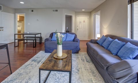 Lovely 2 bedroom, 1 bath condo with pools and gym. Casa in Houston