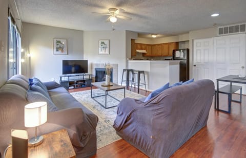 Lovely 2 bedroom, 1 bath condo with pools and gym. Casa in Houston