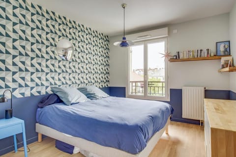 Photo of the whole room, Bedroom