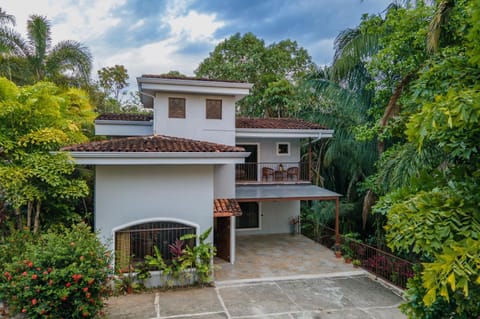 Villa with jungle view & pool near Manuel Antonio Haus in Quepos