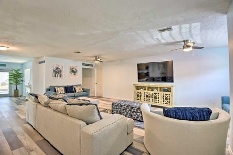 Bright Ruskin Home Less Than 2 Mi to Beach and Marina! Haus in Ruskin