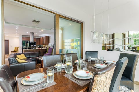 Kitchen or kitchenette, Lunch, Family, furniture, kitchen