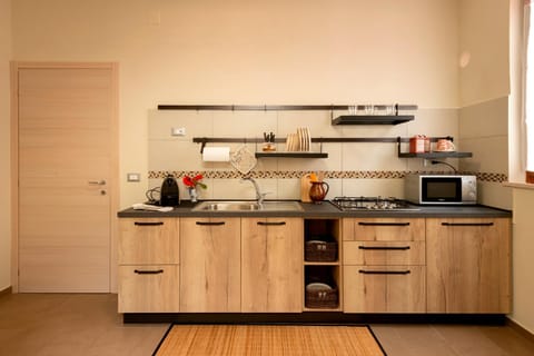 Kitchen or kitchenette, minibar, stove