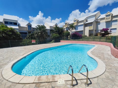 Paradise Duplex avec piscine et accés Plage Condo in Le Gosier