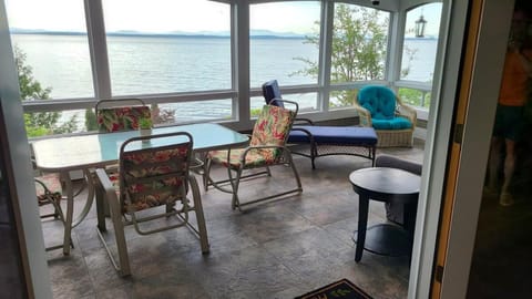 Loza house adirondack screened-in porch unit lake front Apartment in Lake Champlain