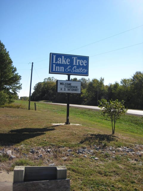 Lake Tree Inn & Suites Hotel in Marion