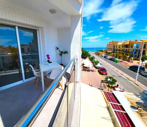 View (from property/room), Balcony/Terrace, Dining area, City view, Sea view, Street view