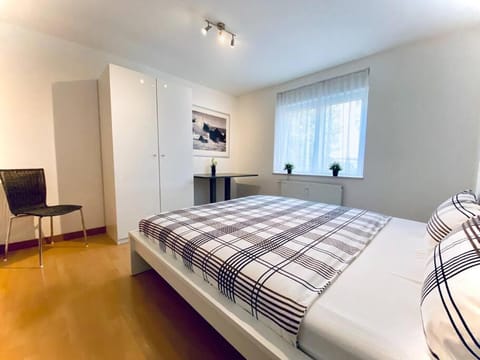 Auszeit Apartment SEEPERLE mit 4 Schlafzimmern, 600 m Luftlinie bis zum Bodenseeufer, in unmittelbarer Nähe des Bodenseeradwegs, schöne Sonnenterrasse, schnelles Internet, für bis zu 5 Personen Apartment in Friedrichshafen