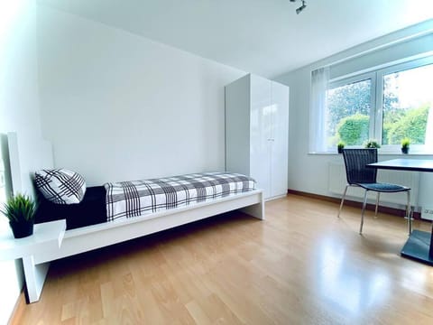 Auszeit Apartment SEEPERLE mit 4 Schlafzimmern, 600 m Luftlinie bis zum Bodenseeufer, in unmittelbarer Nähe des Bodenseeradwegs, schöne Sonnenterrasse, schnelles Internet, für bis zu 5 Personen Apartment in Friedrichshafen