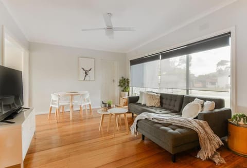 TV and multimedia, Living room, Dining area, fireplace