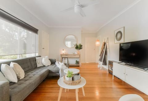 TV and multimedia, Living room, Seating area, fireplace