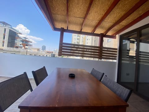 Philip Spacious Apartment Condominio in Limassol City