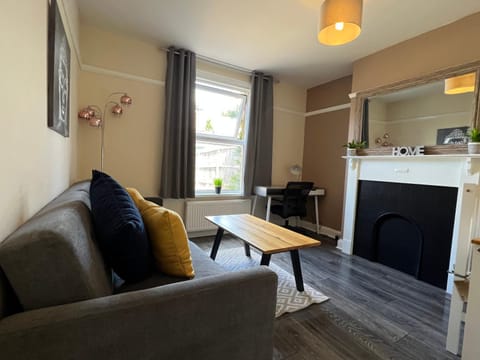 Comfortable King Bed - Location - Contractors - Family - Parking Appartement in Bedford