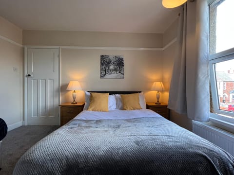 Comfortable King Bed - Location - Contractors - Family - Parking Apartamento in Bedford