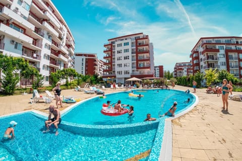 Pool view, Swimming pool, group of guests