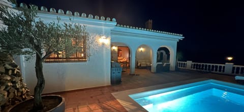 Night, BBQ facilities, Balcony/Terrace, Pool view, Swimming pool