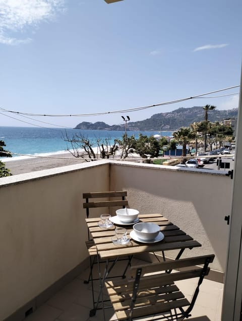 Day, Natural landscape, View (from property/room), Balcony/Terrace, Dining area, Beach, Mountain view, Sea view