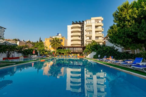 Property building, Day, Pool view, Swimming pool, sunbed