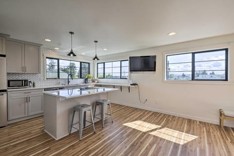 Ruston Retreat - Mod Home with Rooftop Deck! Apartment in Tacoma