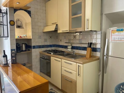 Coffee/tea facilities, Kitchen or kitchenette, stove