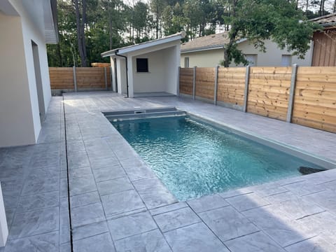 MAISON moderne avec piscine chauffée Villa in Lacanau