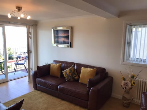 Beautiful 3-Bed Apartment in Gourock Condo in Greenock